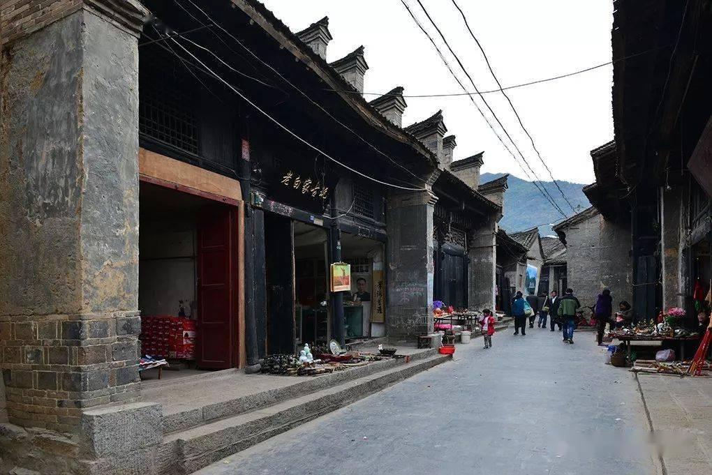 聚脲美缝应该选压缝还是平缝？